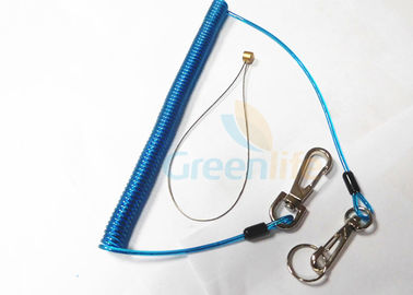 伸縮性があるコイル状のキーの締縄のワイヤー ループ ホールダーが付いている青いコイル状の締縄のコード